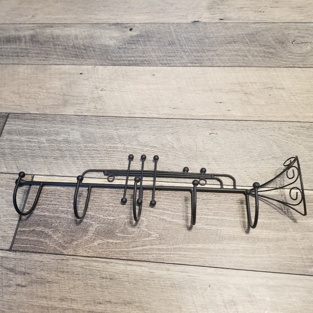 Decorative trumpet hanger